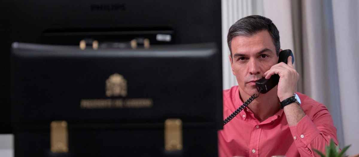 Pedro Sánchez, en el vídeo que distribuyó el fin de semana la Moncloa diciendo que estaba monitorizando la crisis de Ucrania con la OTAN y la UE