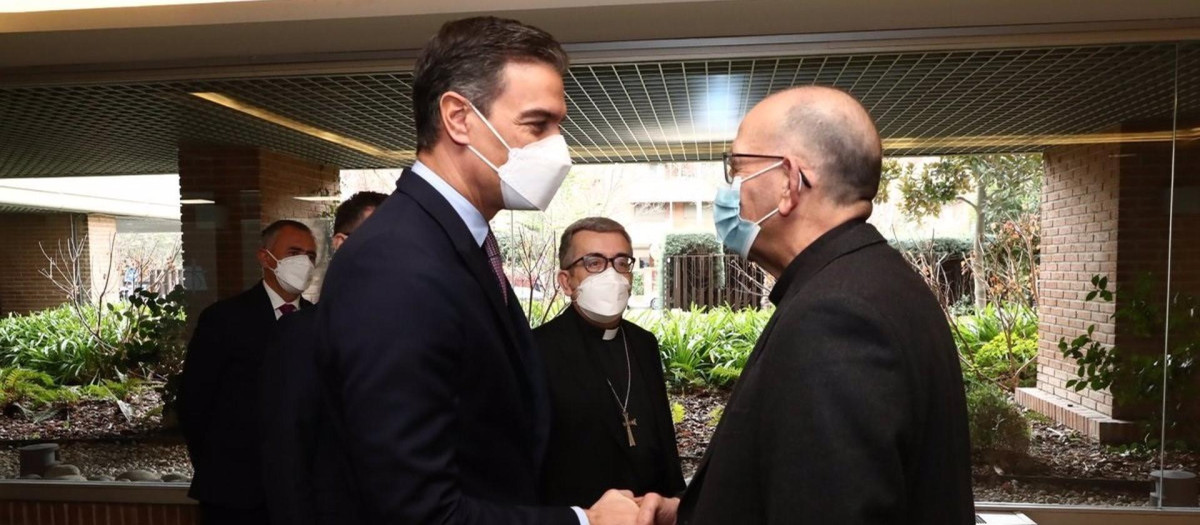 Pedro Sánchez, y Juan José Omella, en la sede de la CEE