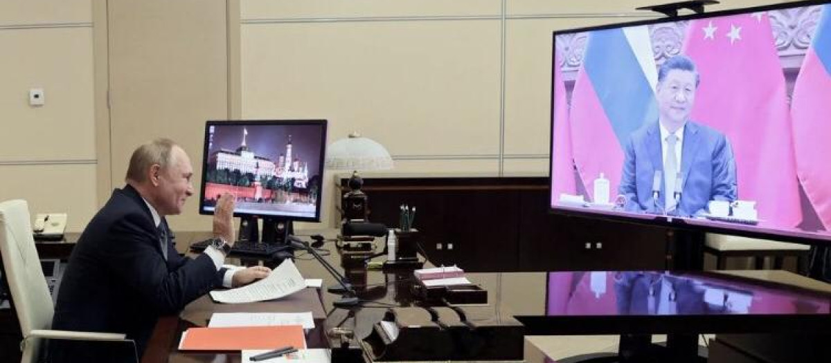 Vladimir Putin, presidente de Rusia, conversa con su homólogo chino, Xi Jinping
