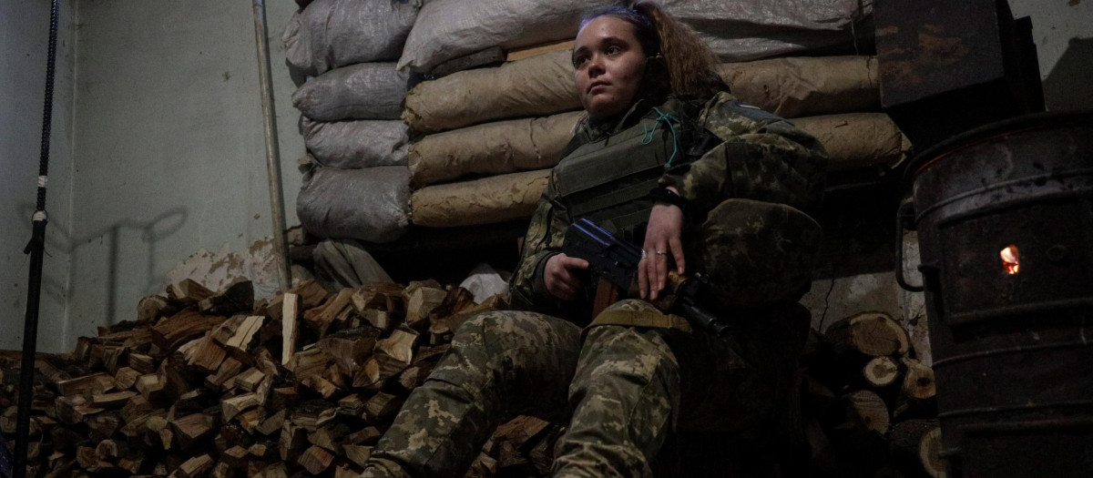 Una soldado ucraniana apostada cerca de la región prorrusa de Donetsk