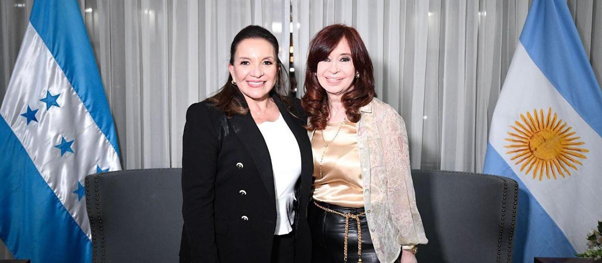 Xiomara Castro (Iz) presidenta de Honduras y Cristina Kishner (D) vicepresidenta de Argentina