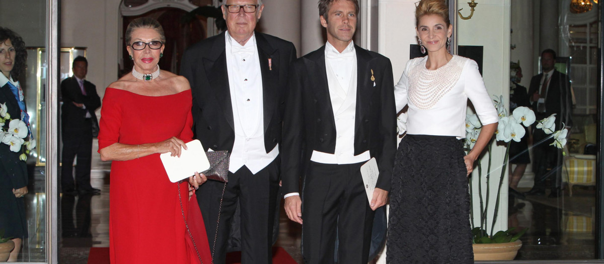LOS PRINCIPES VICTOR MANUEL Y MARIA DORIA DE SABOYA CON SU HIJO FILIBERTO DE SABOYA Y SU MUJER LA ACTRIZ CLOTILDE COURAU DURANTE LA BODA DE ALBERTO DE MONACO Y CHARLENE WITTSTOCK
02/07/2011
MONACO