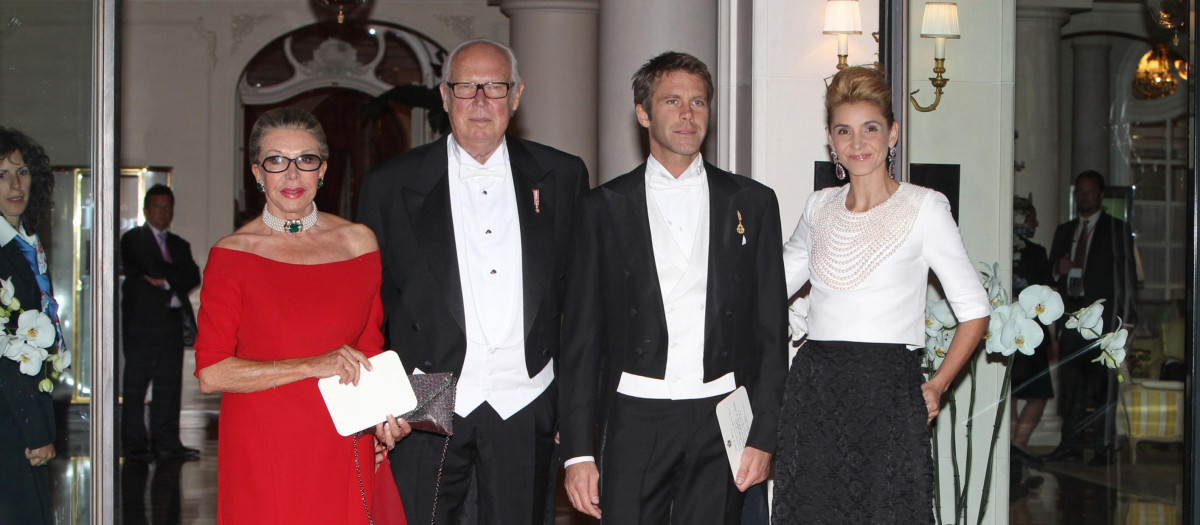 LOS PRINCIPES VICTOR MANUEL Y MARIA DORIA DE SABOYA CON SU HIJO FILIBERTO DE SABOYA Y SU MUJER LA ACTRIZ CLOTILDE COURAU DURANTE LA BODA DE ALBERTO DE MONACO Y CHARLENE WITTSTOCK
02/07/2011
MONACO