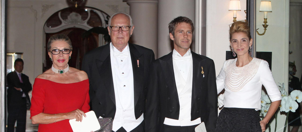 LOS PRINCIPES VICTOR MANUEL Y MARIA DORIA DE SABOYA CON SU HIJO FILIBERTO DE SABOYA Y SU MUJER LA ACTRIZ CLOTILDE COURAU DURANTE LA BODA DE ALBERTO DE MONACO Y CHARLENE WITTSTOCK
02/07/2011
MONACO