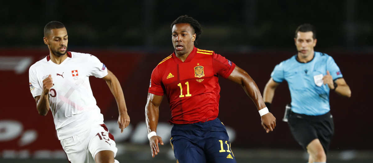 Adama Traoré en un partido con la selección española