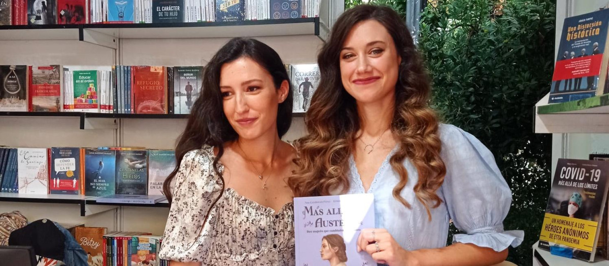 Las escritoras Ana Cemborain Pérez y Cristina Blanco Vázquez, en la Feria del Libro