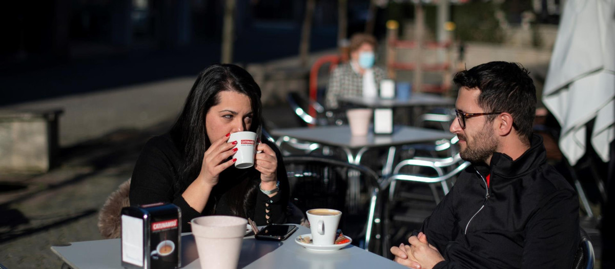 Dos clientes en la terraza de un bar de Ourense, Galicia
