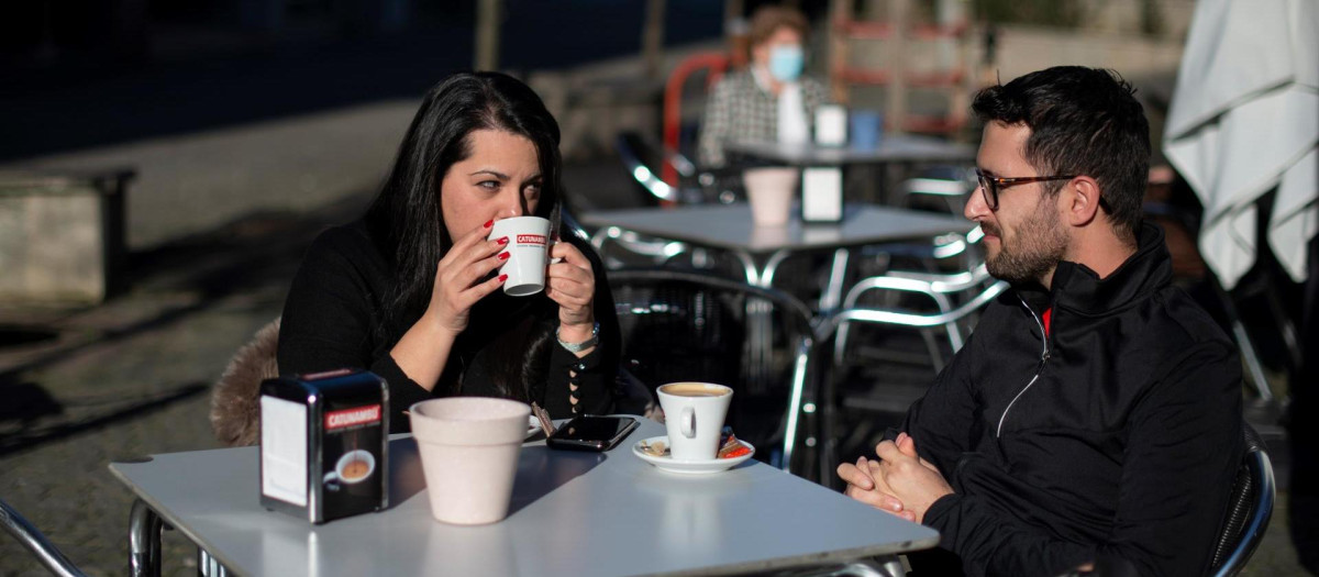 Dos clientes en la terraza de un bar de Ourense, Galicia