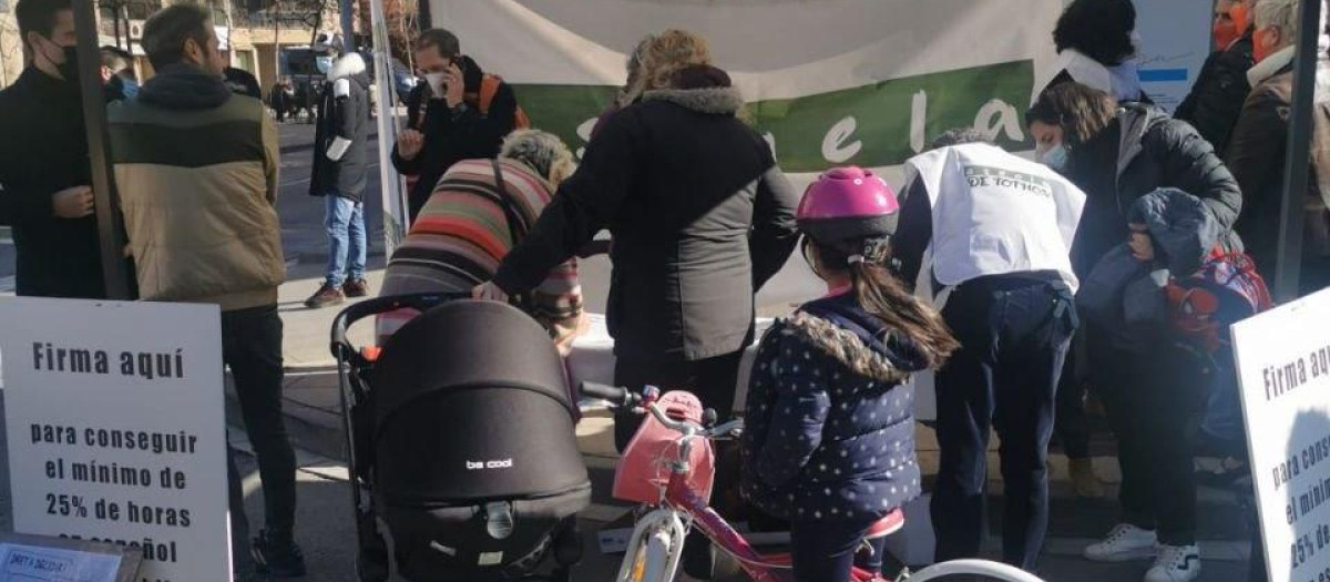 Recogida de firmas contra la inmersión lingüística en una carpa de Vic