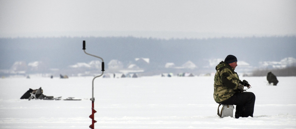 Un hombre aguarda en la frontera entre Rusia y Ucrania