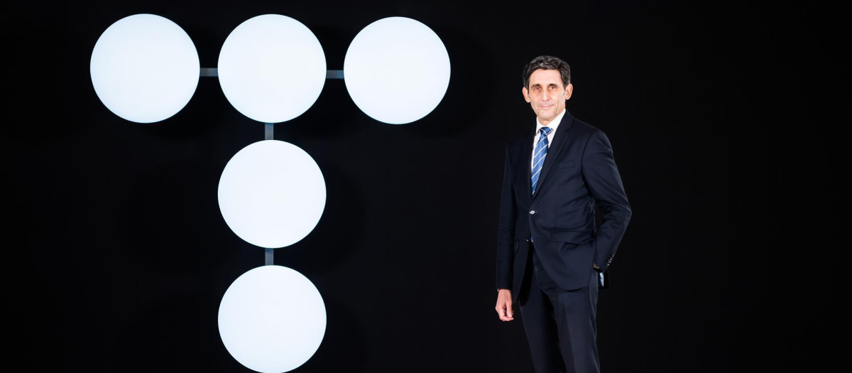 El presidente de Telefónica, José María Álvarez-Pallete, posa junto al logo de la compañía