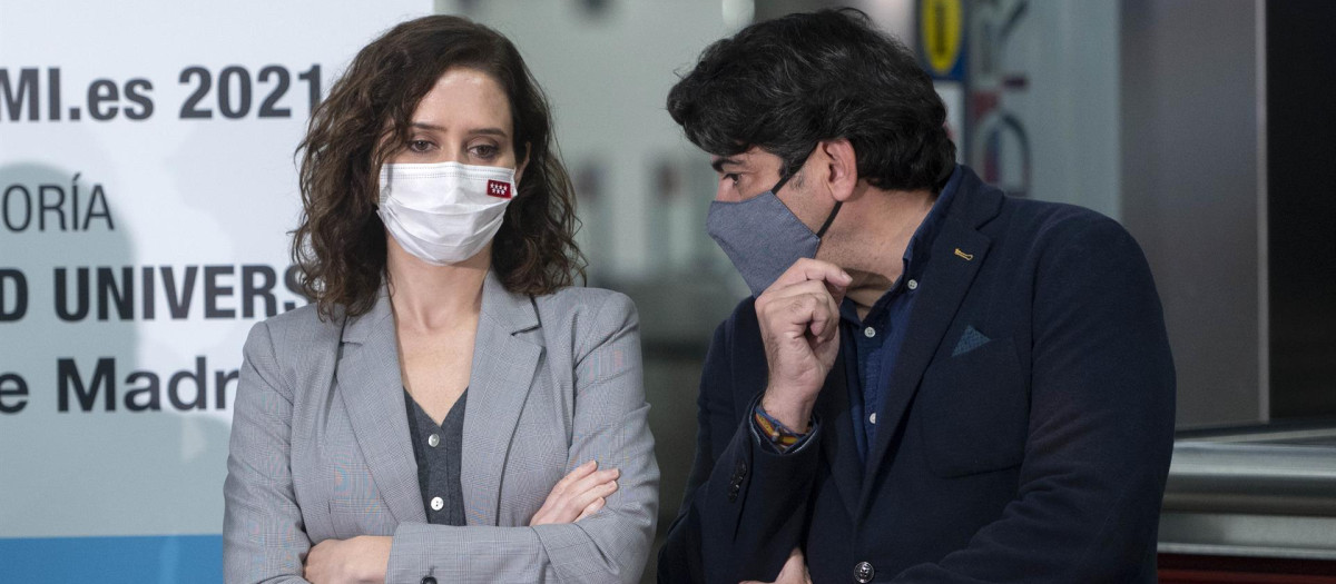 La presidenta de la Comunidad de Madrid, Isabel Díaz Ayuso, conversa con el consejero de Transportes e Infraestructuras de la Comunidad de Madrid, David Pérez