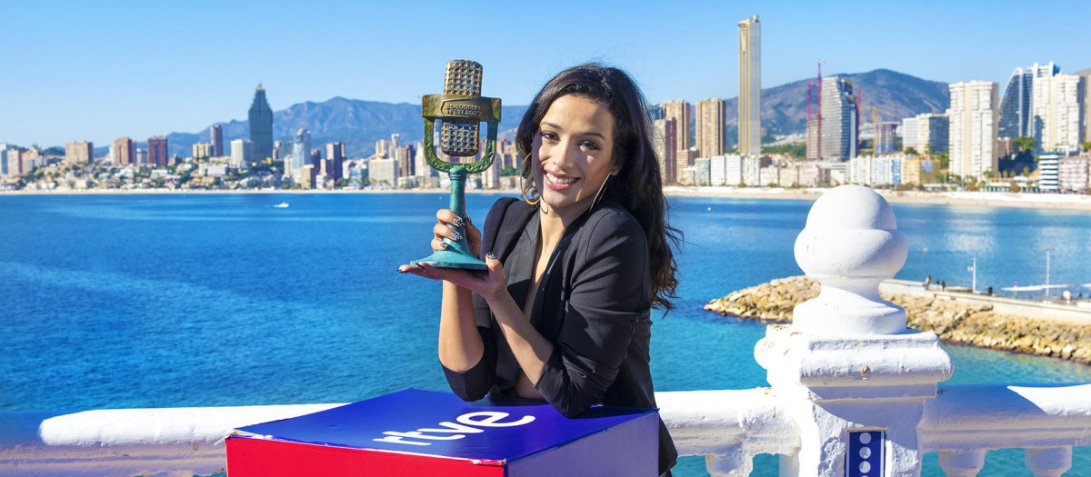 Chanel posa con el trofeo del Benidorm Fest