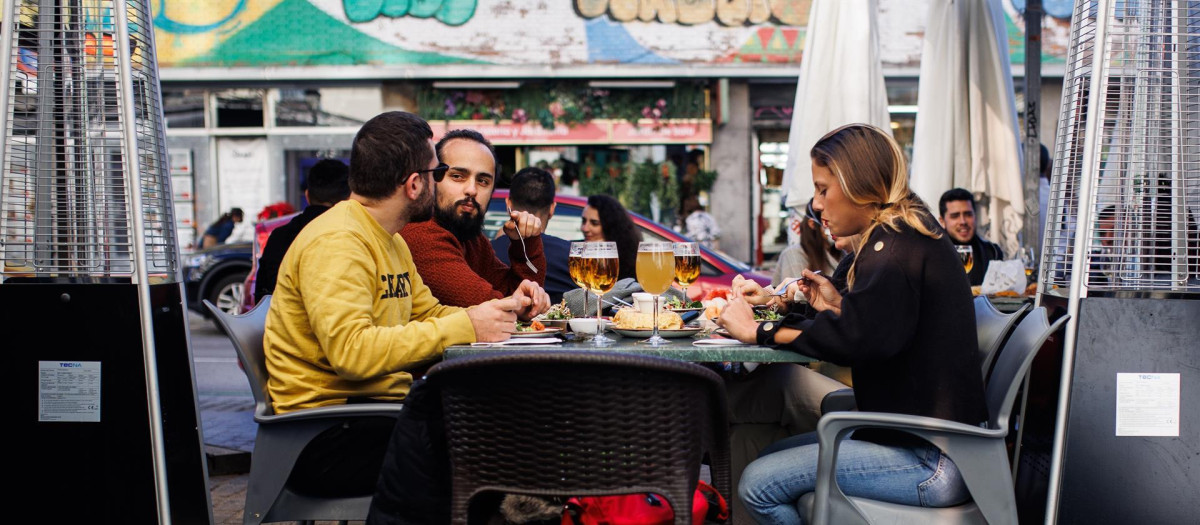 Jóvenes en una terraza de Madrid
