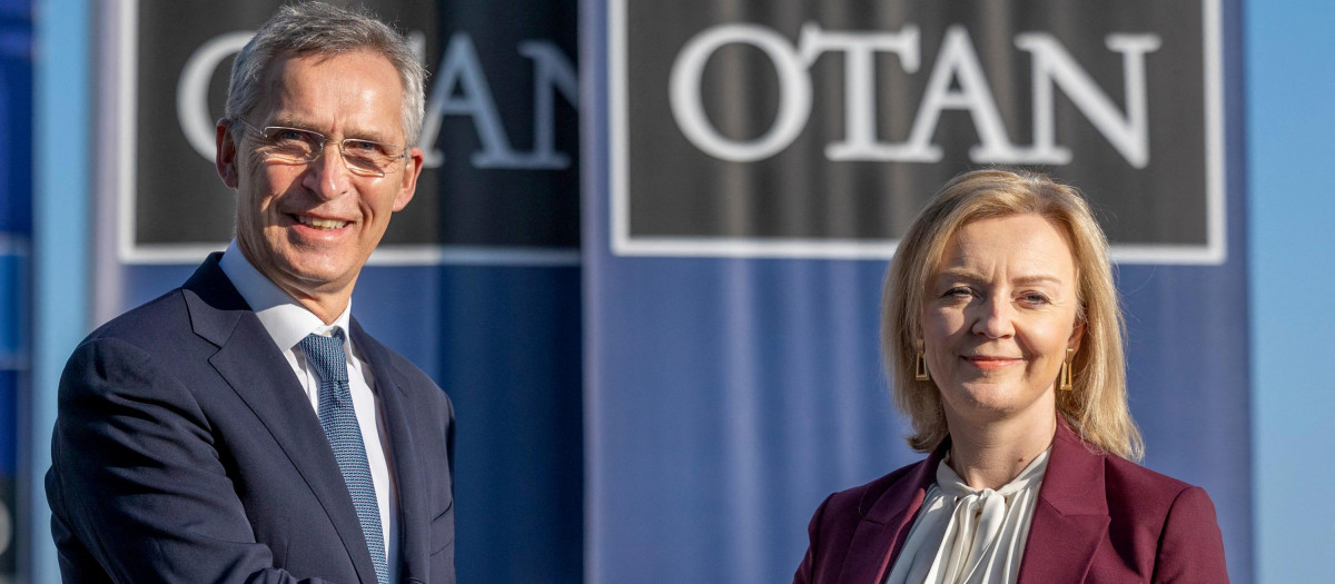La ministra de Exteriores Liz Truss junto a Jens Stoltenberg, secretario general de la OTAN