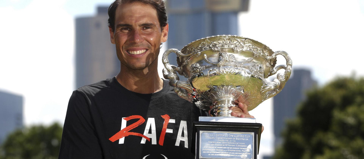 Rafael Nadal posa con su trofeo en Melbourne