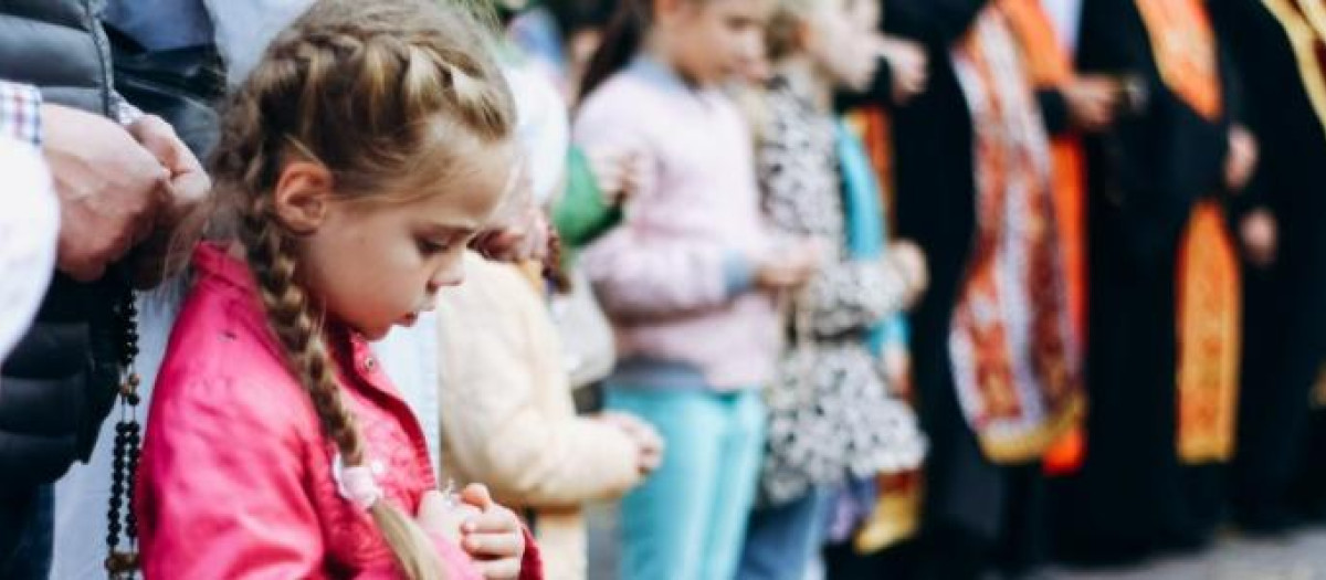 Niños rezando el Rosario en Ucrania