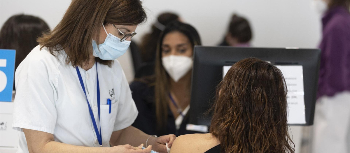 Vacunación de la tercera dosis en el hospital Isabel Zendal
