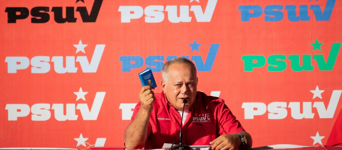 El líder chavista Diosdado Cabello habla hoy durante una rueda de prensa en Caracas (Venezuela). El oficialista Partido Socialista Unido de Venezuela (PSUV) condenó este lunes "cualquier" acto de corrupción, narcotráfico o delincuencia entre los miembros de sus filas y anunció la expulsión de los funcionarios chavistas detenidos en días recientes por tráfico de drogas y contrabando de combustible, informó el primer vicepresidente de la organización, Diosdado Cabello