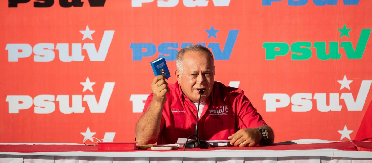 El líder chavista Diosdado Cabello habla hoy durante una rueda de prensa en Caracas (Venezuela). El oficialista Partido Socialista Unido de Venezuela (PSUV) condenó este lunes "cualquier" acto de corrupción, narcotráfico o delincuencia entre los miembros de sus filas y anunció la expulsión de los funcionarios chavistas detenidos en días recientes por tráfico de drogas y contrabando de combustible, informó el primer vicepresidente de la organización, Diosdado Cabello