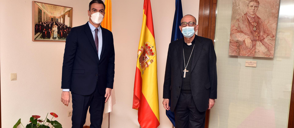 El presidente del Gobierno, Pedro Sánchez, y el presidente de la CEE, Juan José Omella