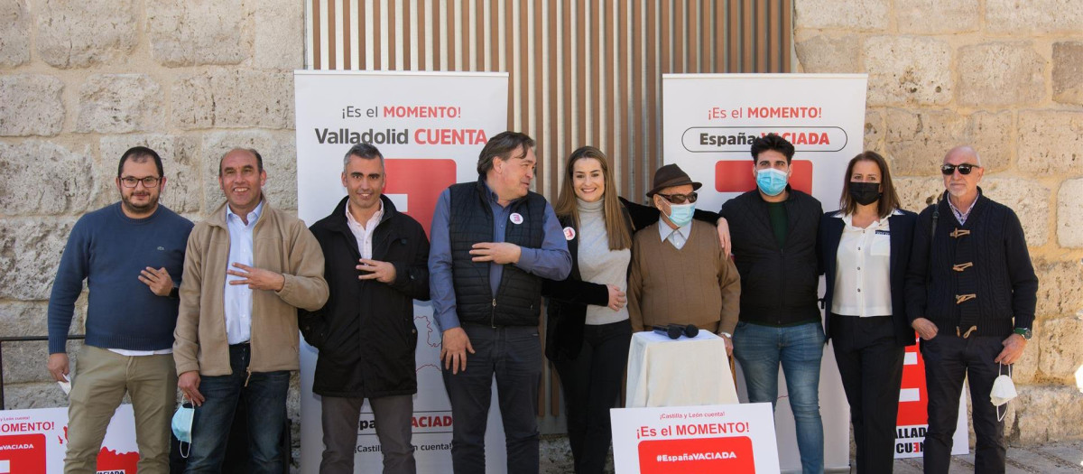 Tomás Guitarte, en el centro, haciendo campaña con España Vaciada