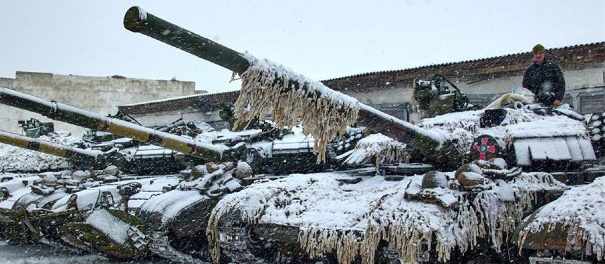Un grupo de tanques de las fuerzas armadas ucranianas participan en un ejercicio militar