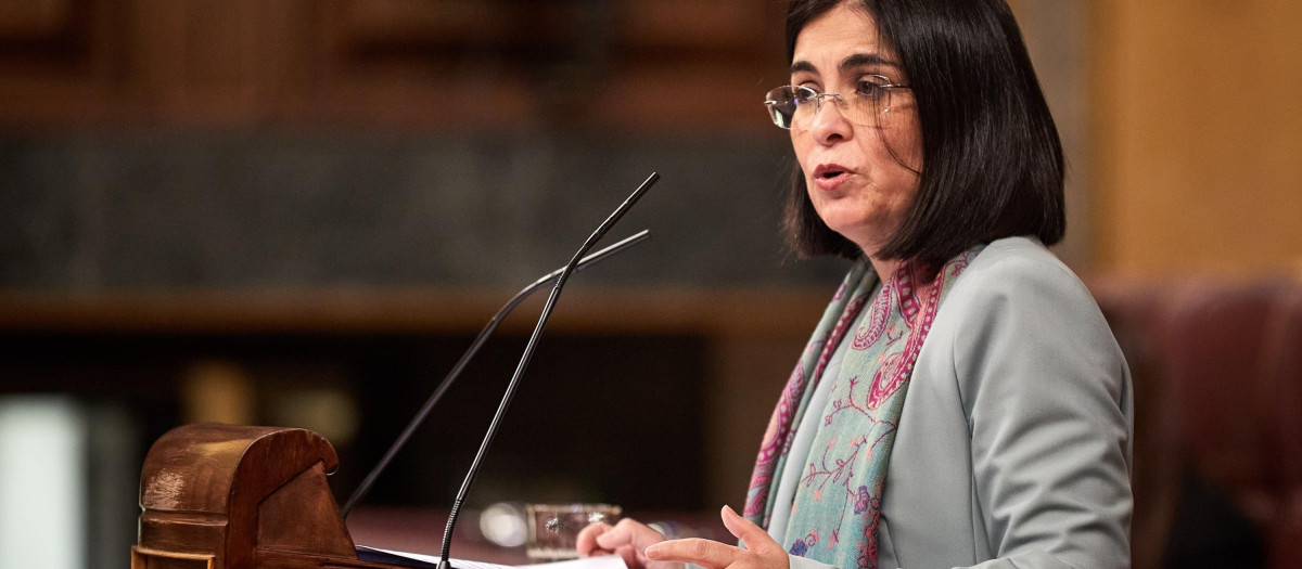 La ministra de Sanidad, Carolina Darias, durante el pleno