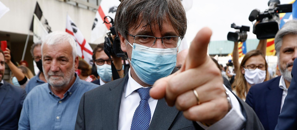 El expresidente de Cataluña Carles Puigdemont, el pasado mes de octubre, en Cerdeña (Italia)En la foto señalando con el dedo