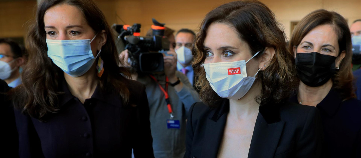 La presidenta Ayuso con la presidenta de la Asamblea, Eugenia Carballedo