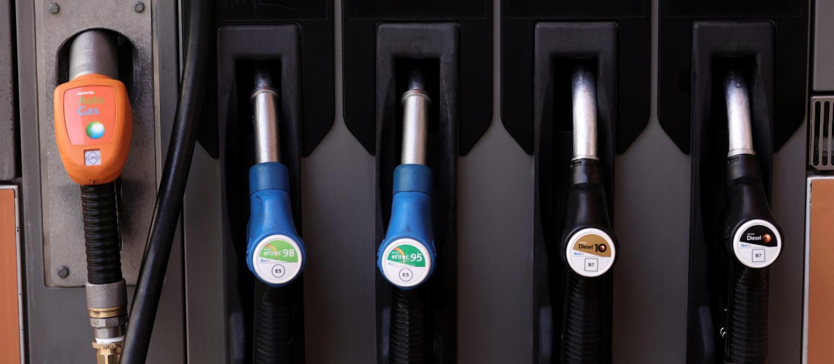 Llenar un depósito medio de gasolina de 55 litros cuesta ahora en torno a 84,6 euros, unos 17,1 euros más que hace un año