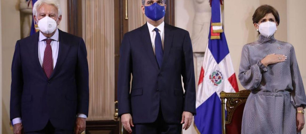 El presidente de República Dominicana Luis Abinader, acompañado de la vicepresidenta Raquel Peña, entrega la nacionalidad dominicana al expresidente del Gobierno de España, Felipe González