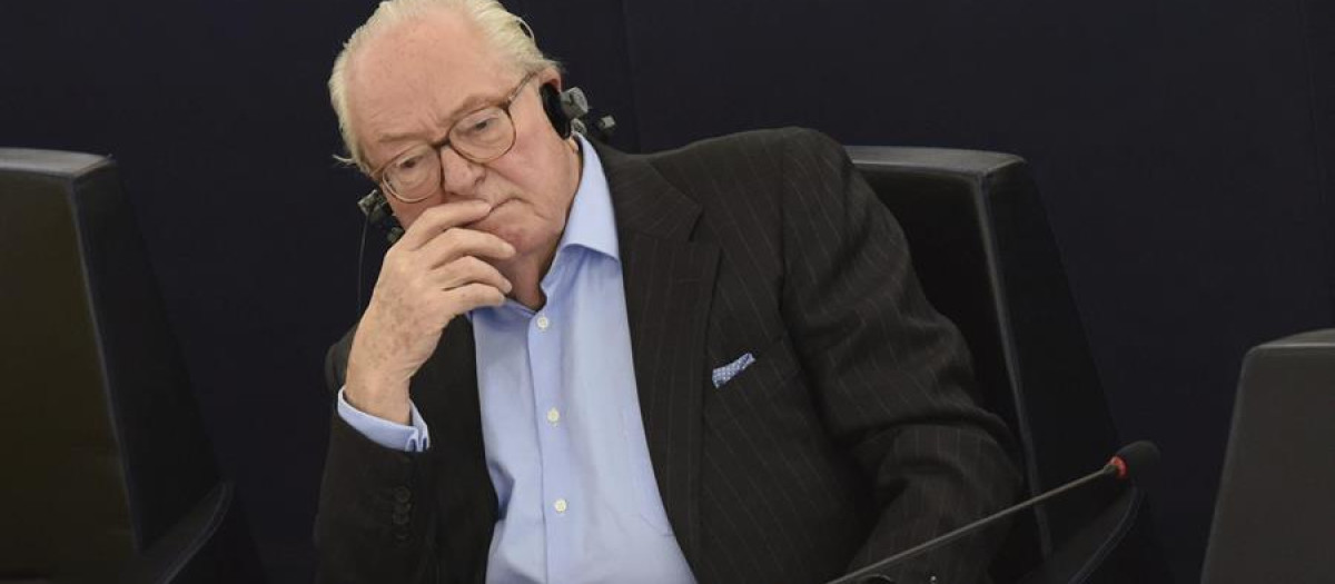 El cofundador del partido francés de ultraderecha Frente Nacional (FN), Jean-Marie Le Pen, durante una sesión plenaria del Parlamento Europeo en Estrasburgo