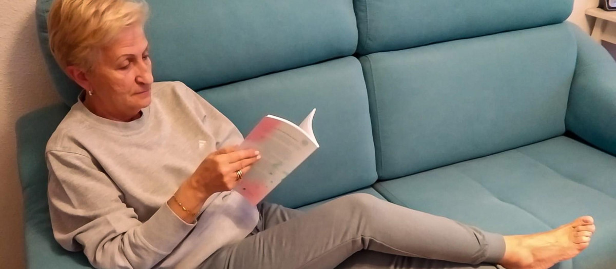 Tomasa con el libro Ahora toca ser valiente