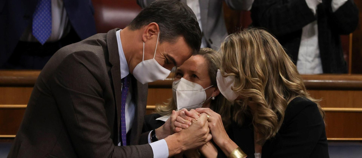 El presidente del Gobierno, Pedro Sánchez y las vicepresidentas Nadia Calviño (c) y Yolanda Díaz después de que el pleno del Congreso de los Diputados votara a favor de la convalidación de la reforma laboral