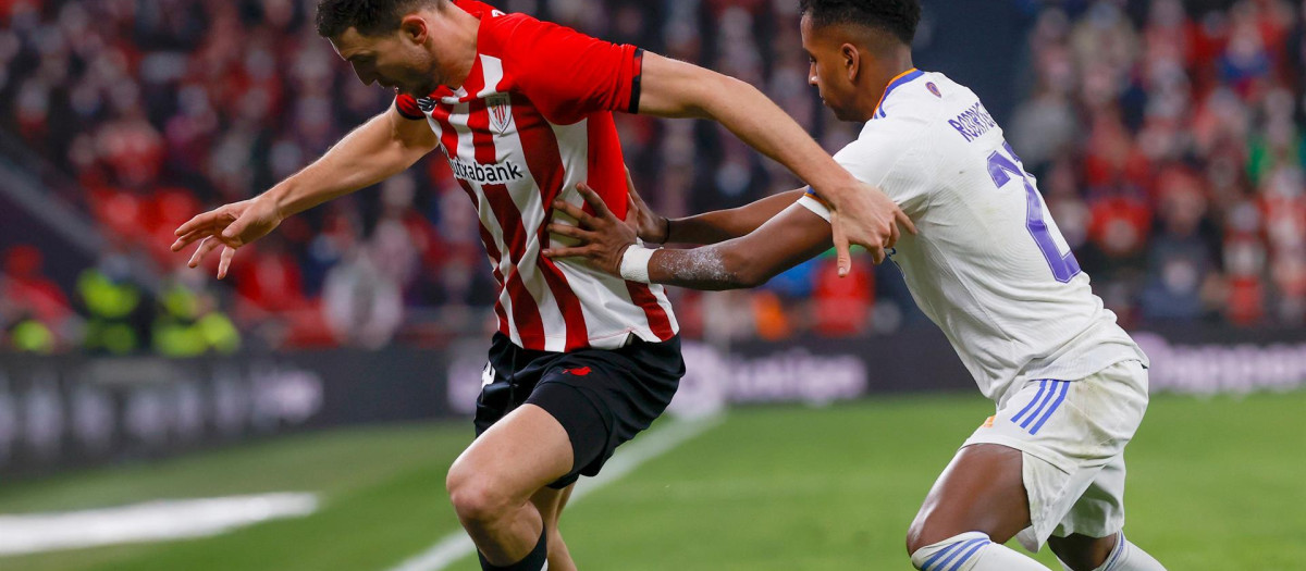 De Marcos protege el balón ante Rodrygo