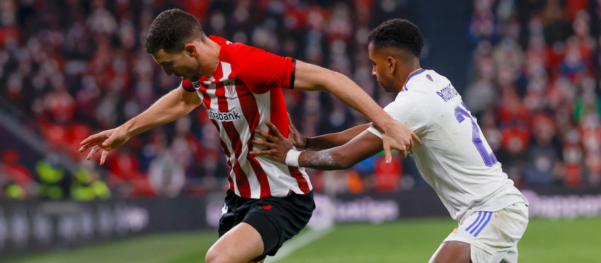 De Marcos protege el balón ante Rodrygo