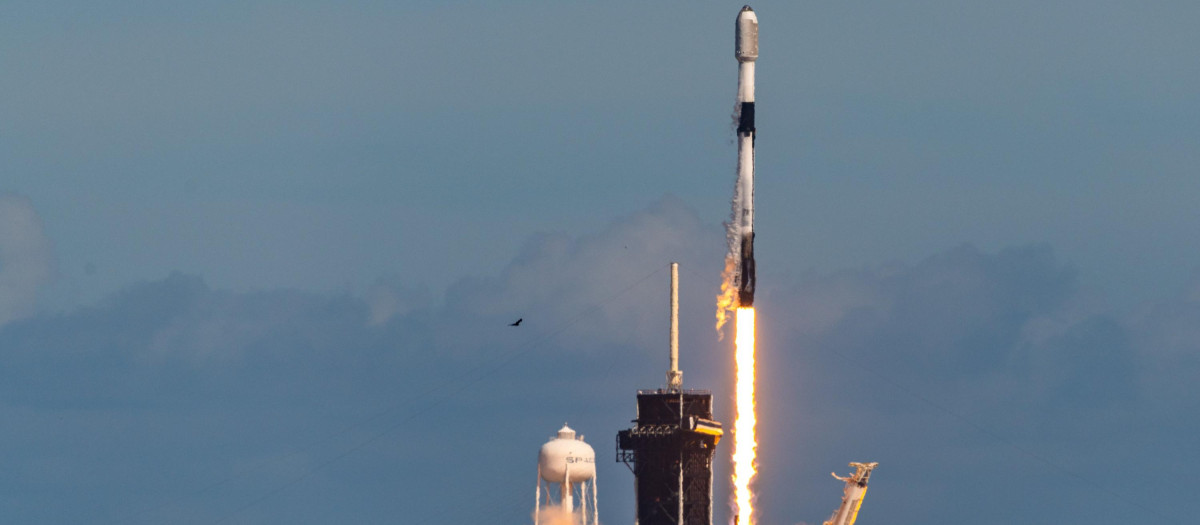 Lanzamiento de uno de los cohetes que transportan satélites de Starlink