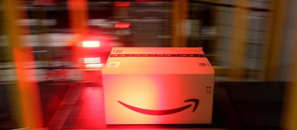 Una caja con el logo de Amazon, en un centro de la compañía en Alemania