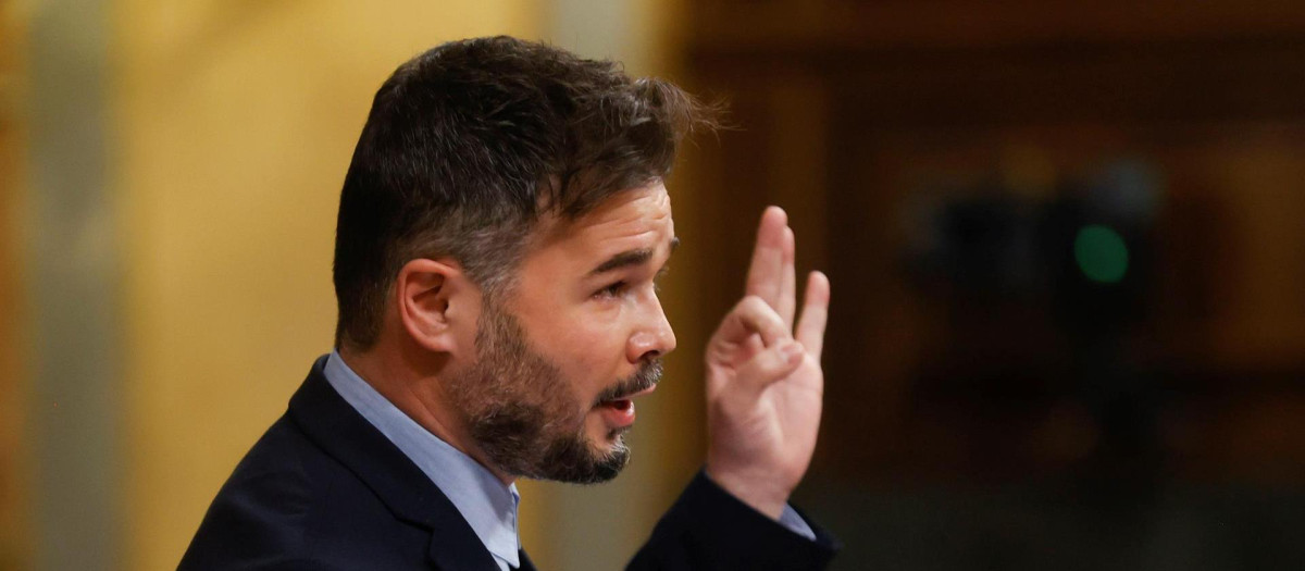 El portavoz de ERC en el Congreso, Gabriel Rufián, interviene durante el pleno del Congreso de los Diputados que debate y vota la convalidación de la reforma laboral