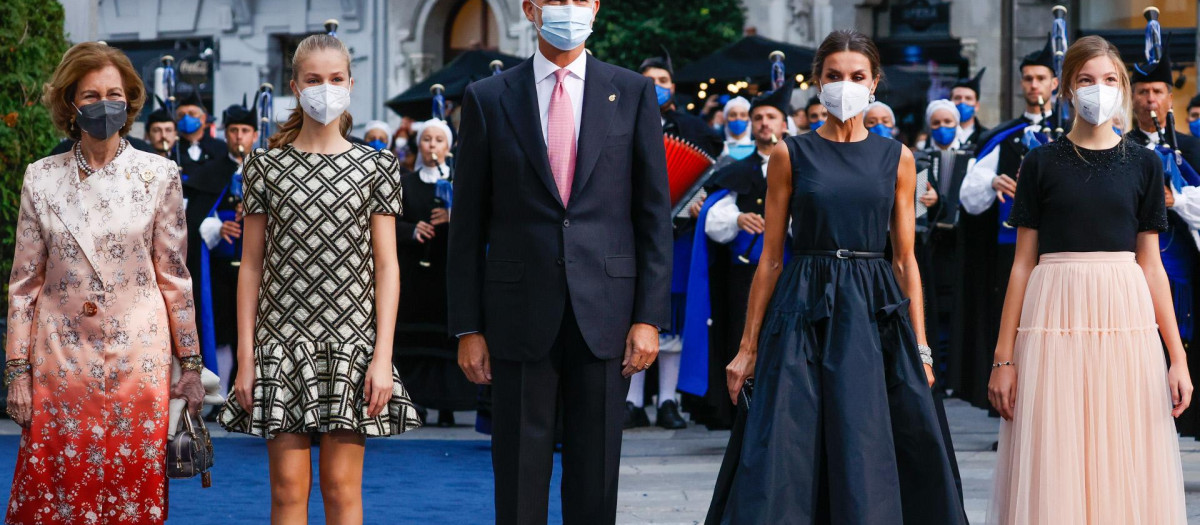 Sus Majestades los Reyes, junto a la Reina Sofía, la Princesa Leonor y la Infanta Sofía, en los Premios Princesa de Asturias de 2021