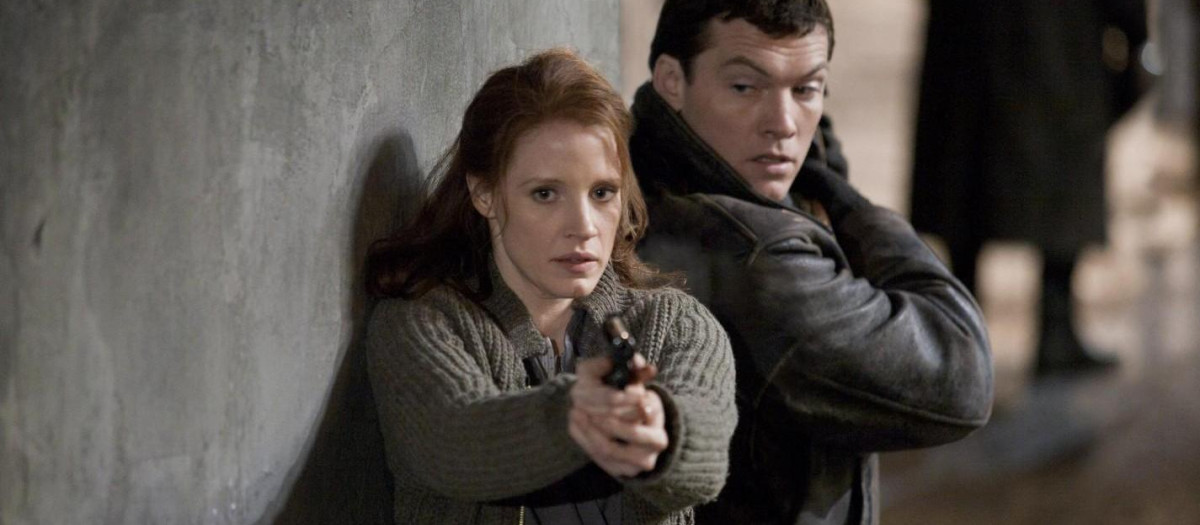 John Madden, el realizador de Shakespeare enamorado, dirigió en 2010 la versión estadounidense de la cinta israelí La deuda, de 2007. Una y otra relatan cómo, en 1965, tres jóvenes agentes del Mossad, el servicio de inteligencia de Israel, capturan al cirujano de Birkenau, un criminal de guerra nazi. Esa parte de la película protagonizada por Jessica Chastain, Sam Worthington y Tom Wilkinson y lo que acontece justo después es, a buen seguro, la mejor y más intrigante de una historia que tiene continuidad tres décadas después, ya con Helen Mirren dando vida al personaje de Jessica Chastain. Una gran actriz por otra. Así el cambio no se nota.