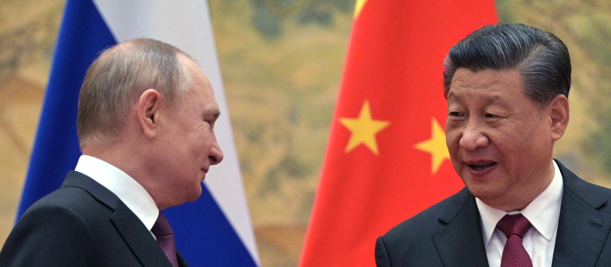 El presidente ruso, Vladimir Putin (izquierda), y el presidente chino, Xi Jinping, durante su reunión en Pekín