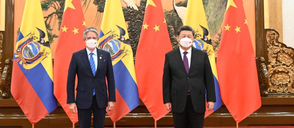 Presidente ecuatoriano Guillermo Lasso (Iz.) y el presidente chino Xi Jinping (D)