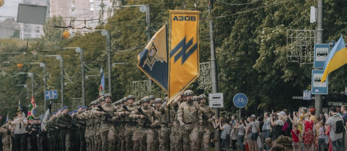 Batallón Azov durante un desfile militar en Ucrania