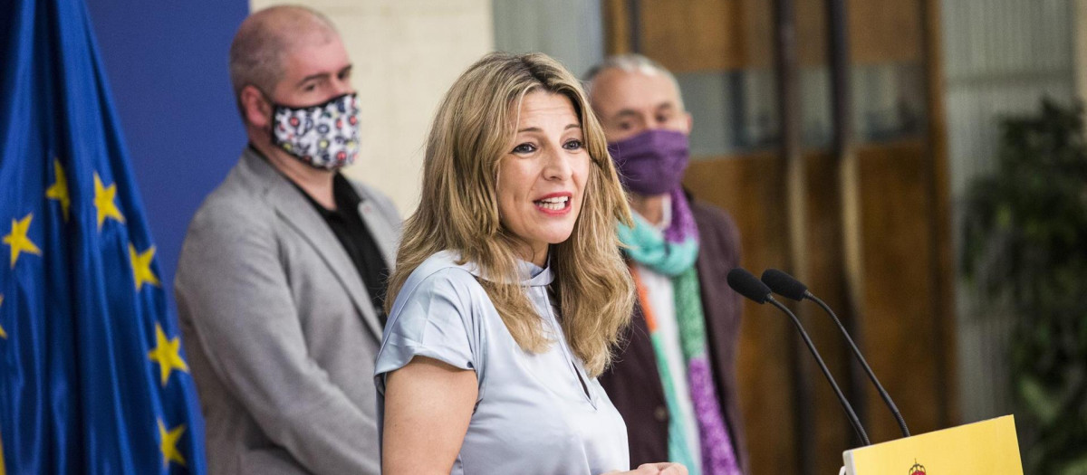 La ministra de Trabajo, Yolanda Díaz, junto a los secretarios generales de CCOO, Unai Sordo, y de UGT, Pepe Álvarez.
