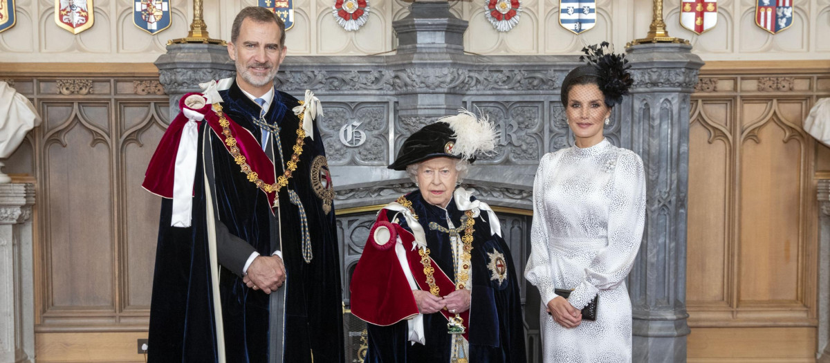En 2019, la Reina del Reino Unido de la Gran Bretaña e Irlanda del Norte invistió a Felipe VI como Caballero de la Muy Noble Orden de la Jarretera