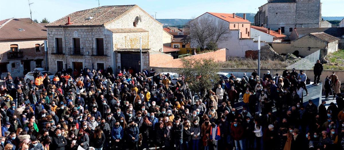 Los vecinos de la localidad vallisoletana de Traspinedo guardan un minuto de silencio, el domingo, en recuerdo de Esther López