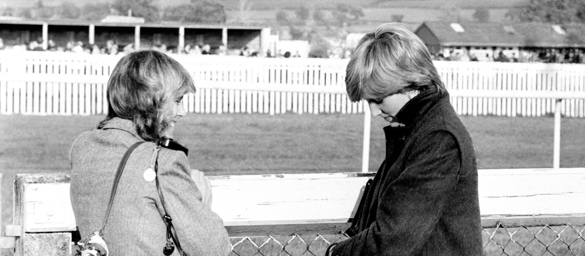 Camilla Parker-Bowles, derecha, y Lady Diana Spencer, antes de convertirse en la princesa de Gales