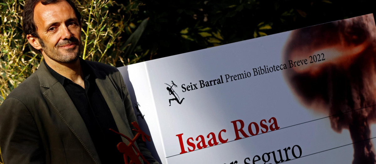El escritor sevillano Isaac Rosa ha ganado este lunes el 64 Premio Biblioteca Breve, convocado por editorial Seix Barral y con una dotación de 30.000 euros, con su obra "Lugar seguro"